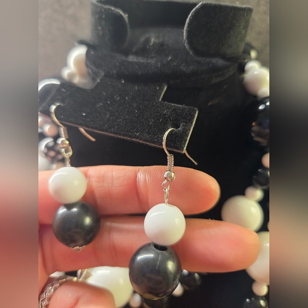 Black and White Beaded Jewelry Set - Picture 4 of 6